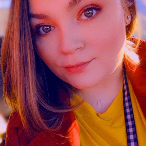 Meet your Posher, Cynthia - Picture 3 of 3